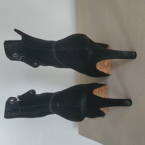 L.A.M.B black suede booties size 9 1/2 - Picture 7 of 7